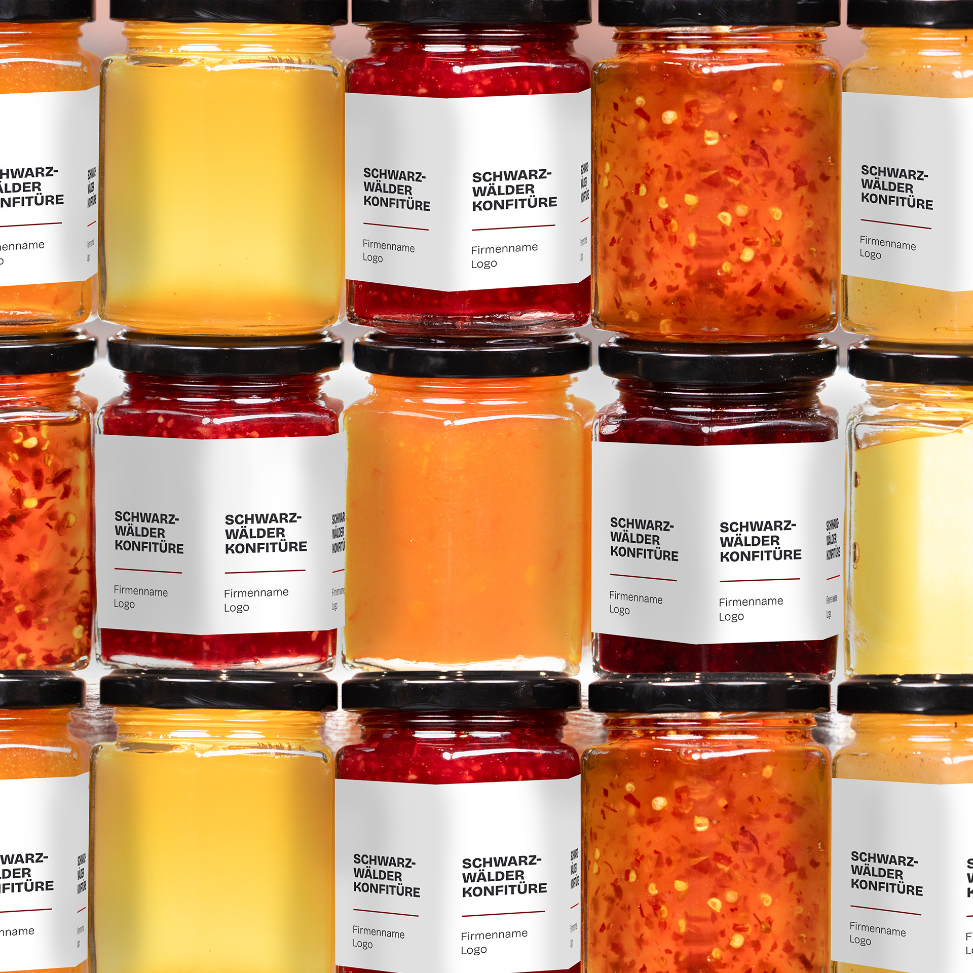 Gestapelte Marmeladengläser mit weißen Etiketten – Symbol für individuelle White-Label- und Private-Label-Konfitüren aus dem Schwarzwald.