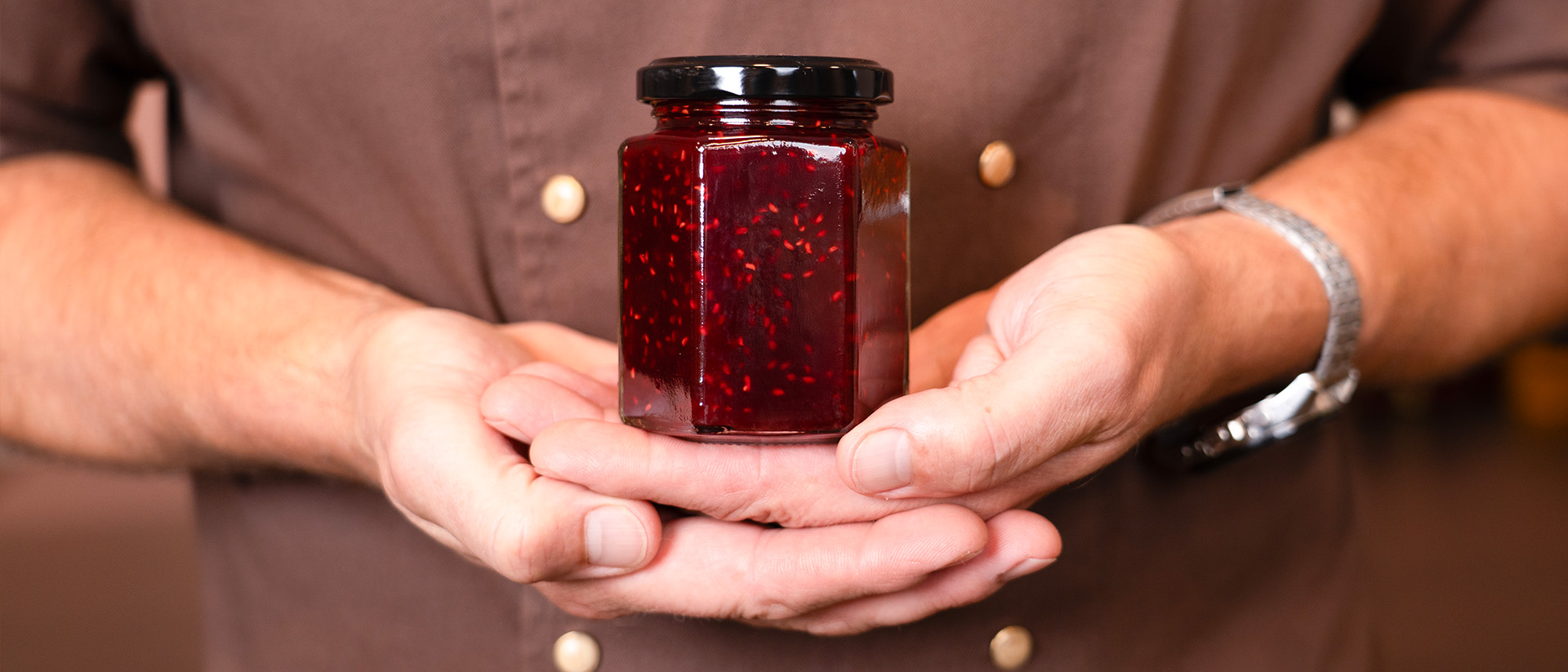 Oliver Bittlingmaier hält ein unetikettiertes Marmeladenglas in den Händen.