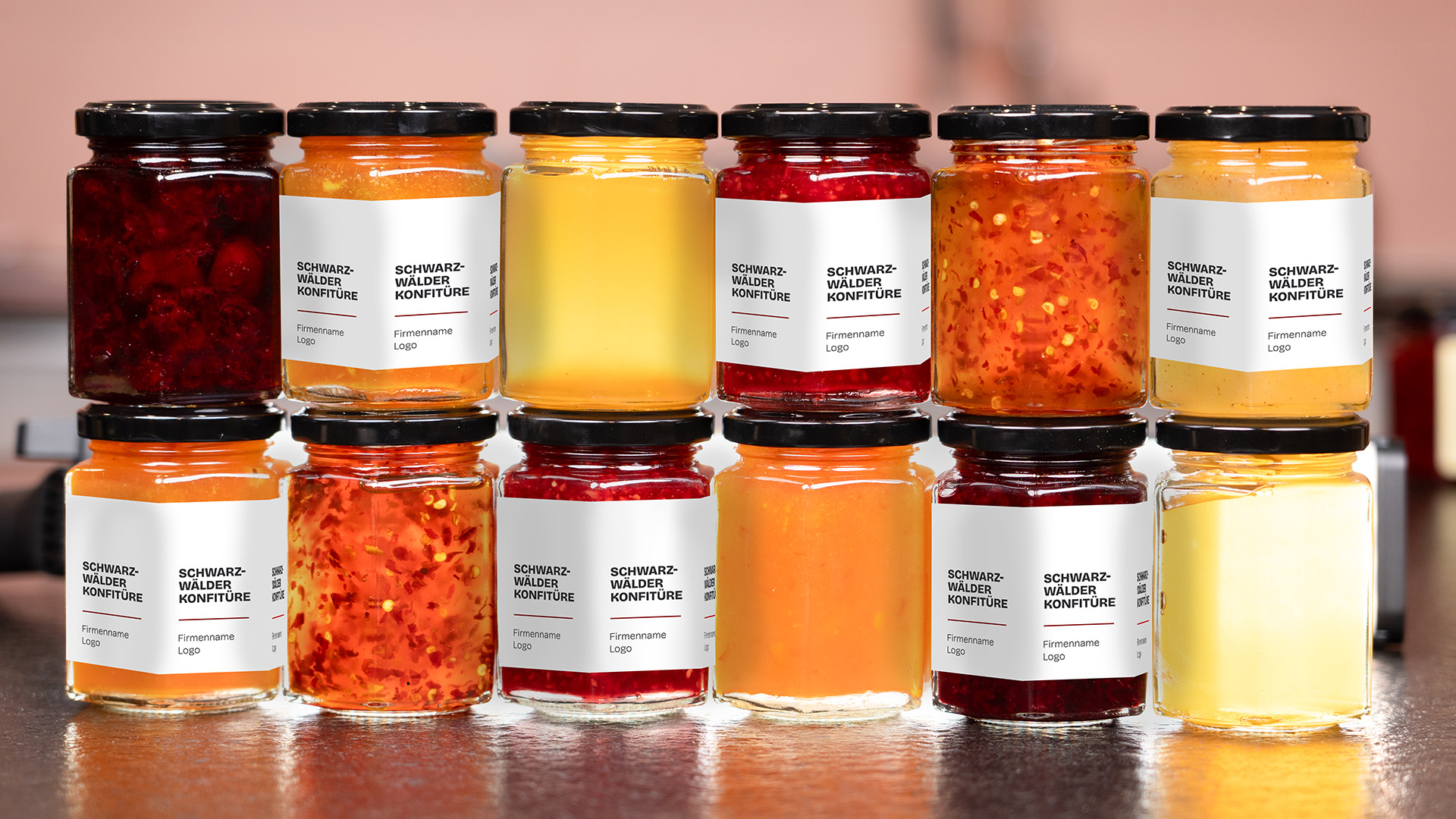 Zwölf Marmeladengläser in zwei Reihen gestapelt, jedes zweite Glas trägt ein weißes Beispiel-Label für White- und Private-Label-Produkte.