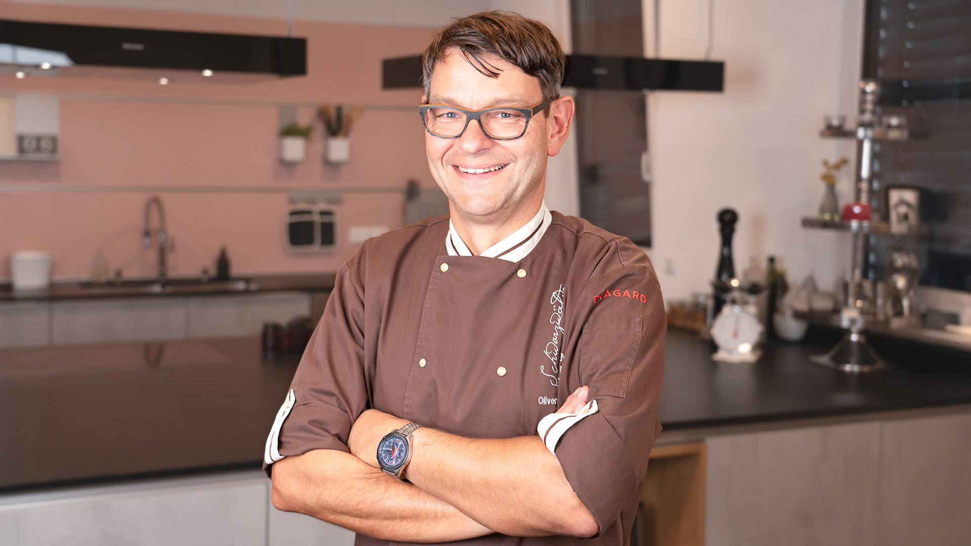 Oliver Bittlingmaier in Arbeitskleidung im Profil in seiner Manufaktur-Küche – Symbol für Handarbeit und Schwarzwälder Konfitüren-Tradition.